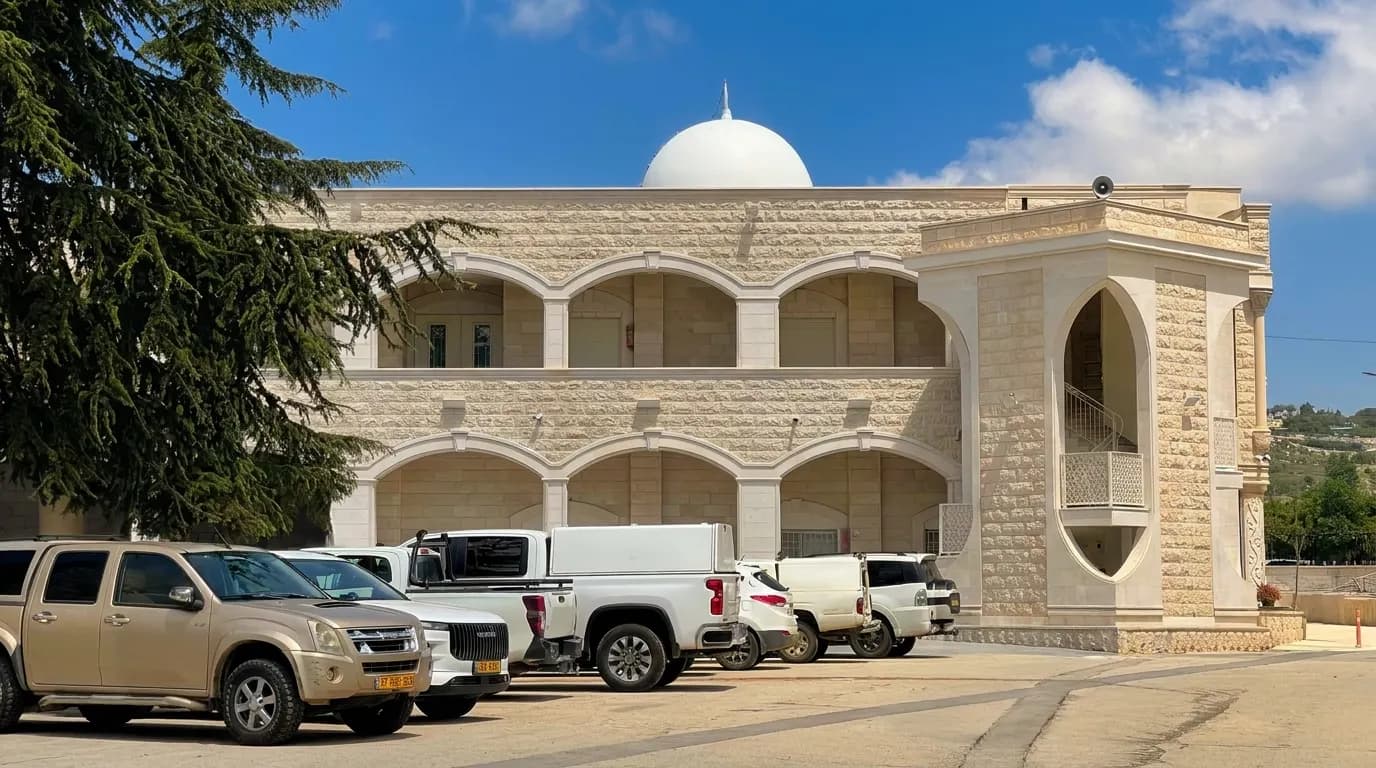 Main entrance and religious building of Maqam Al-Nabi Al-Ya‘fouri
