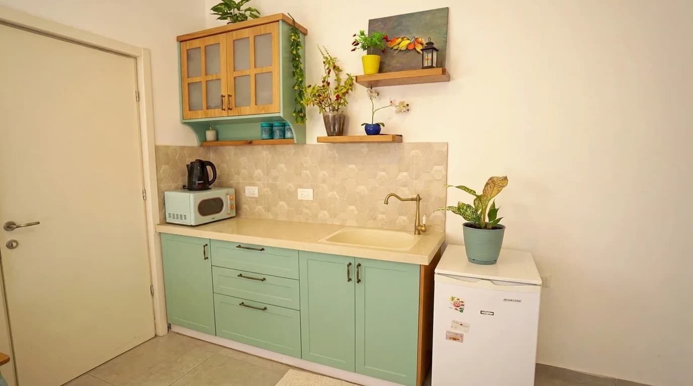מטבחון פרטי עם כיור, מיקרוגל ומקרר קטן בצימר ודאד