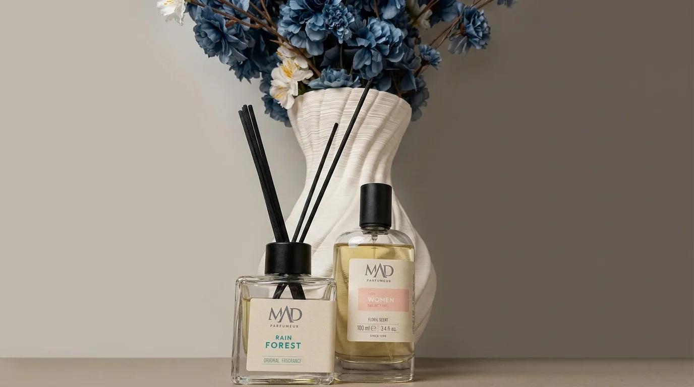 فواحة وزجاجة عطر معروضة مع زهور للزينة لدى MAD Perfumer