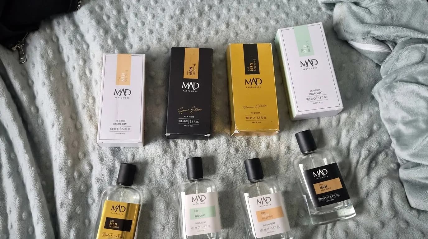 علب عطور وزجاجات عطر صغيرة معروضة لدى MAD Perfumer