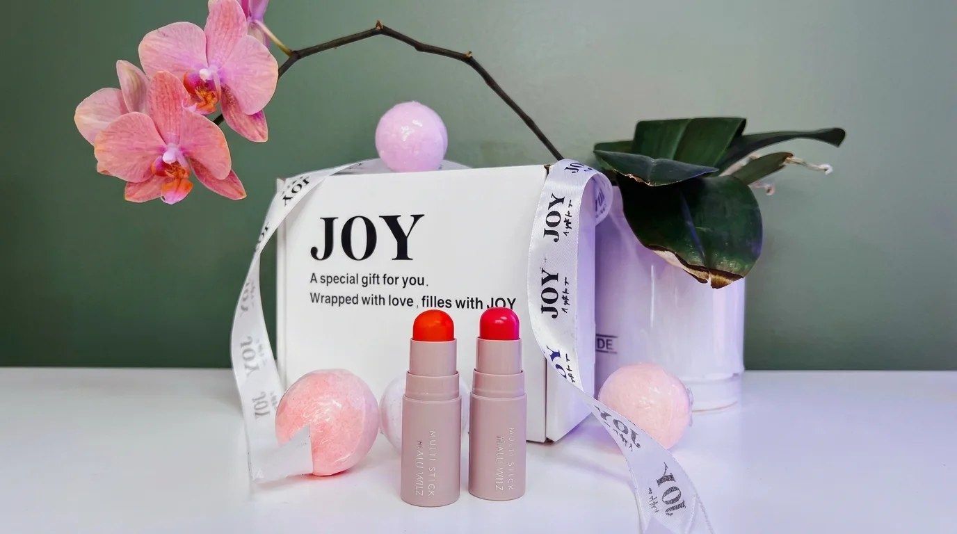 منتجات للشفاه مع تغليف JOY وزهرة أوركيد