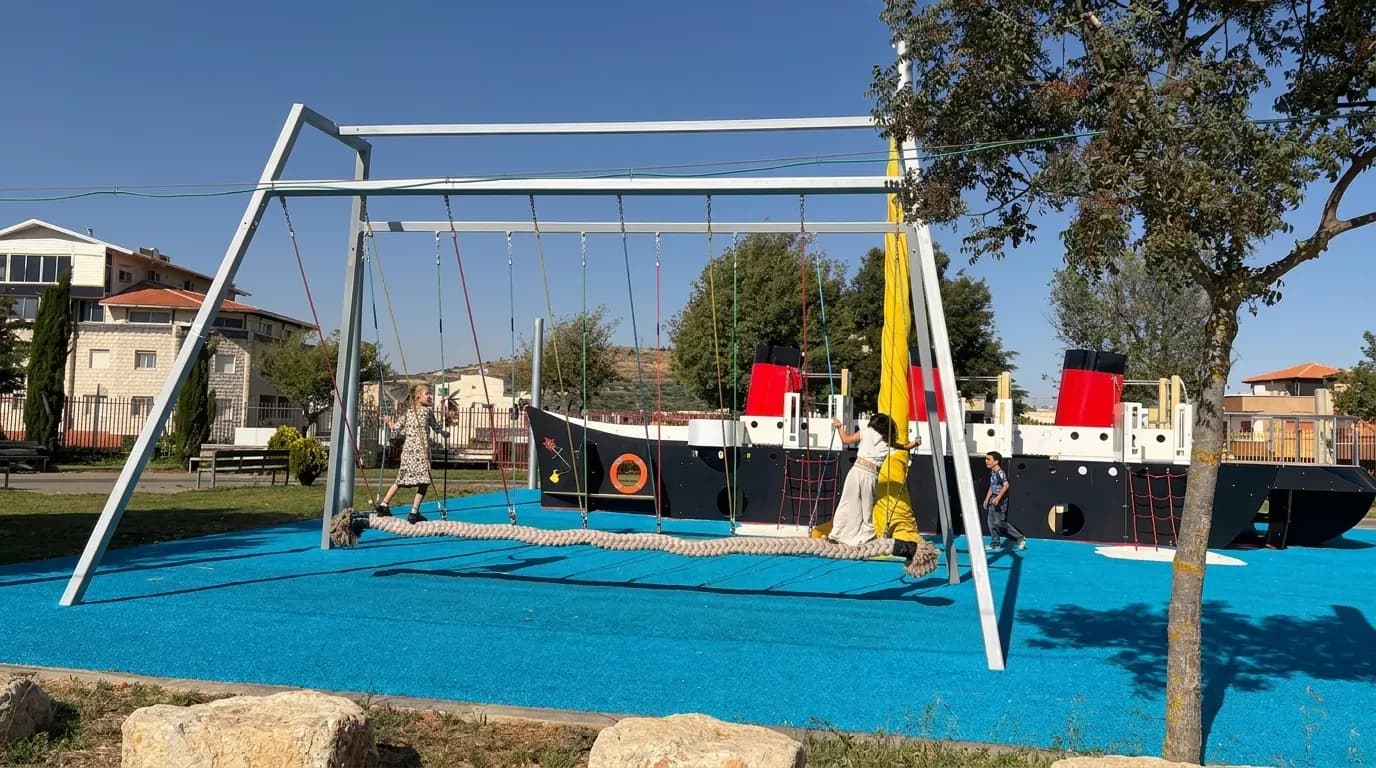נדנדות ומתחם משחקים בעיצוב ספינה בפארק בוקעאתא