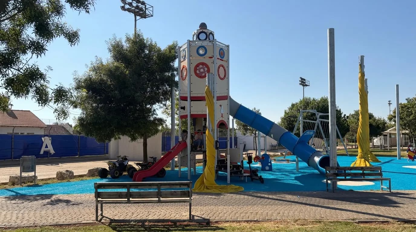 מגדל משחקים עם מגלשות ומתקני טיפוס בפארק בוקעאתא