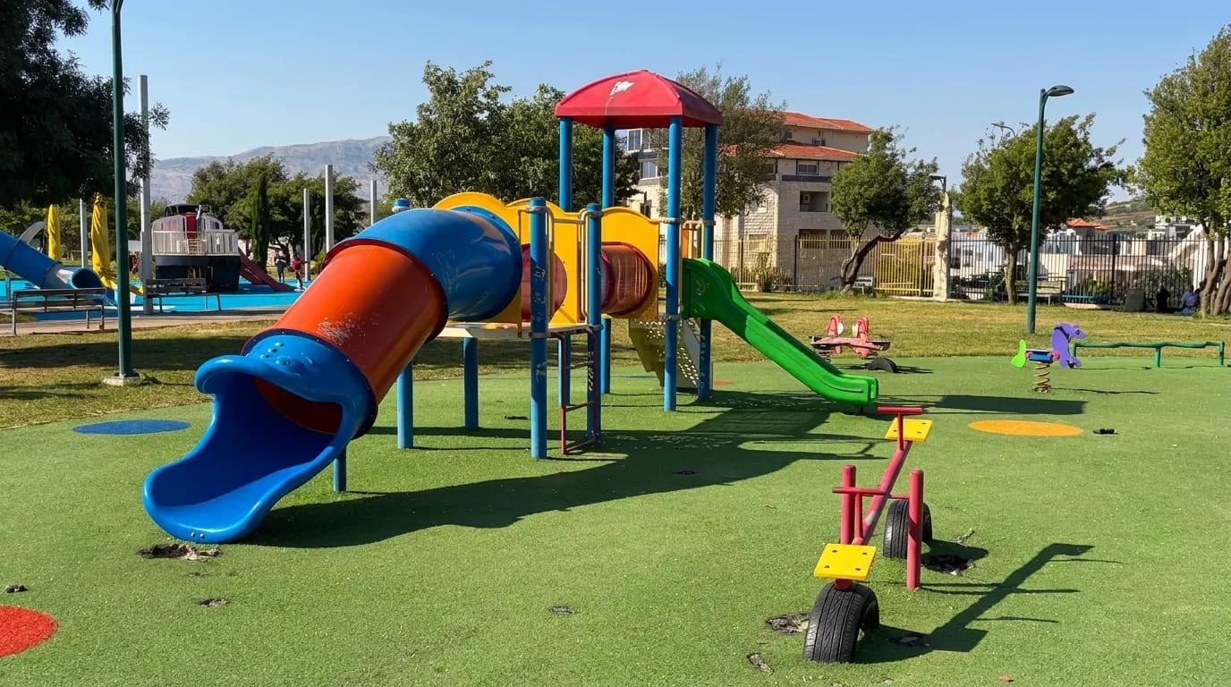מגלשות צבעוניות ומתקני משחקים בפארק בוקעאתא